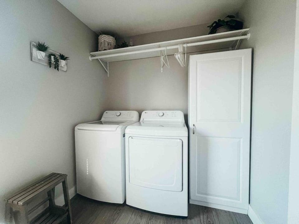 Modern Ranch 3 BDRM, sleeps 6 with HOT TUB House in Indiana