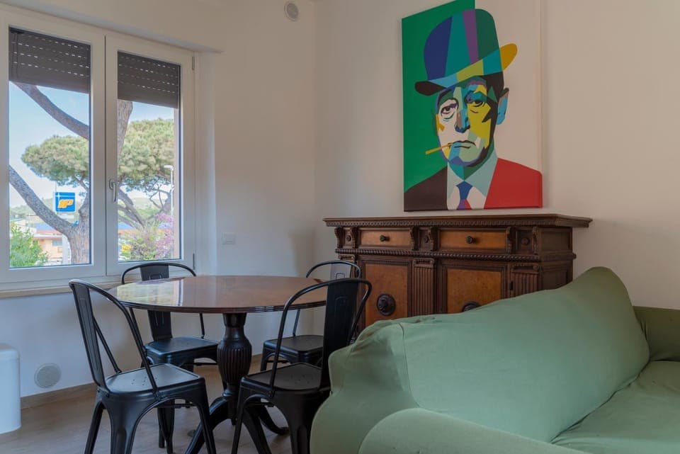 Living room, Decorative detail, Seating area, Dining area