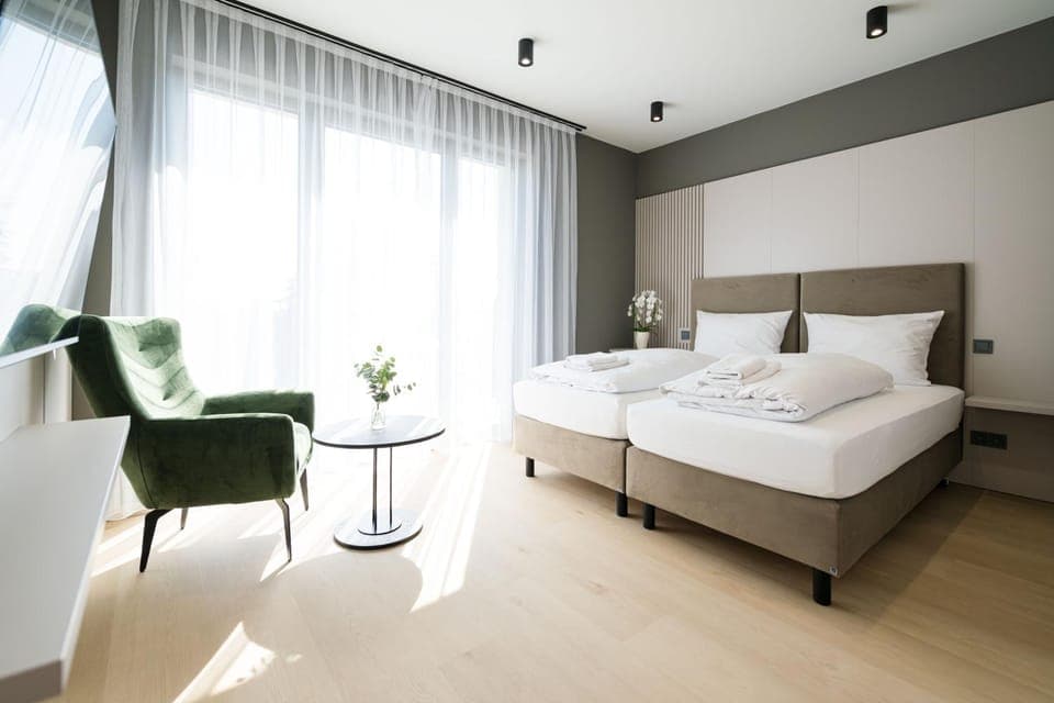 Photo of the whole room, Bedroom