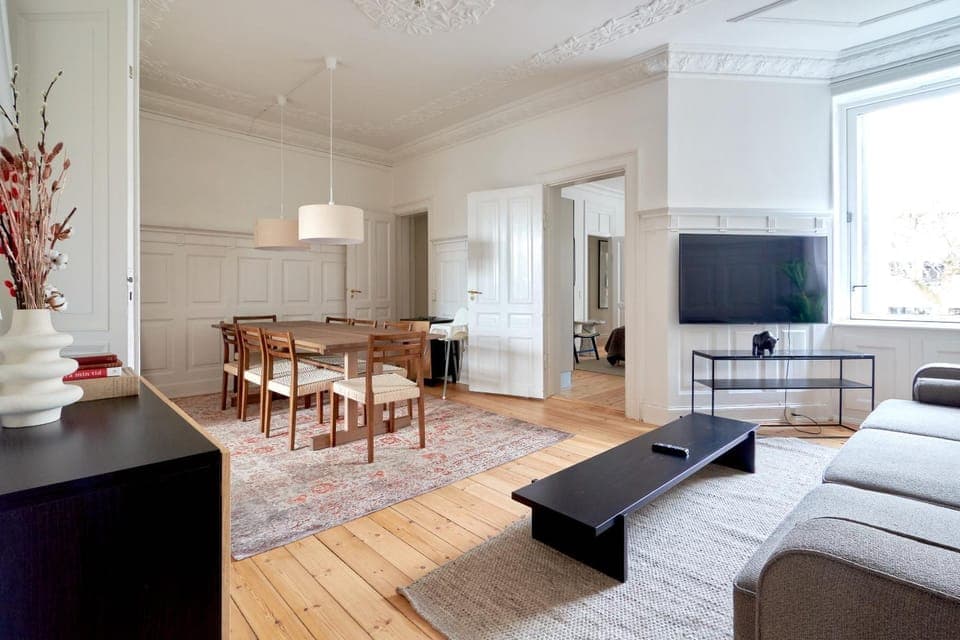 TV and multimedia, Living room, Seating area, Dining area