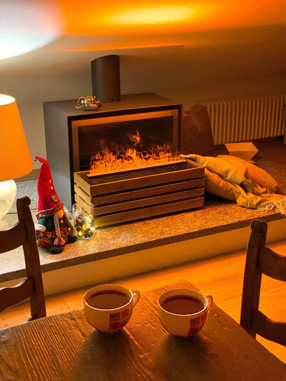 Seating area, Dining area, fireplace