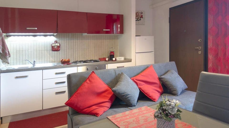 Kitchen or kitchenette, Living room, Seating area, Dining area, kitchen