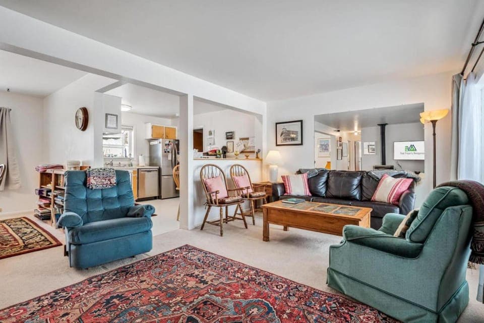 Kitchen or kitchenette, Living room, Seating area