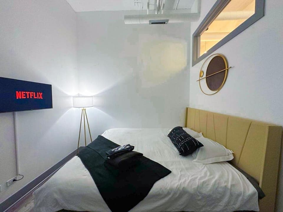 Bed, TV and multimedia, Photo of the whole room, Bedroom