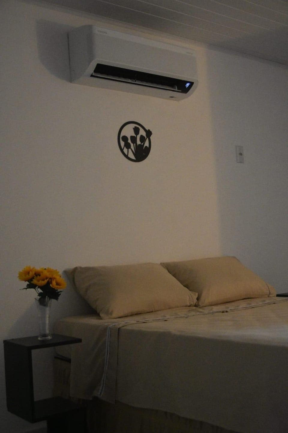 Bed, Photo of the whole room, Bedroom, air conditioner