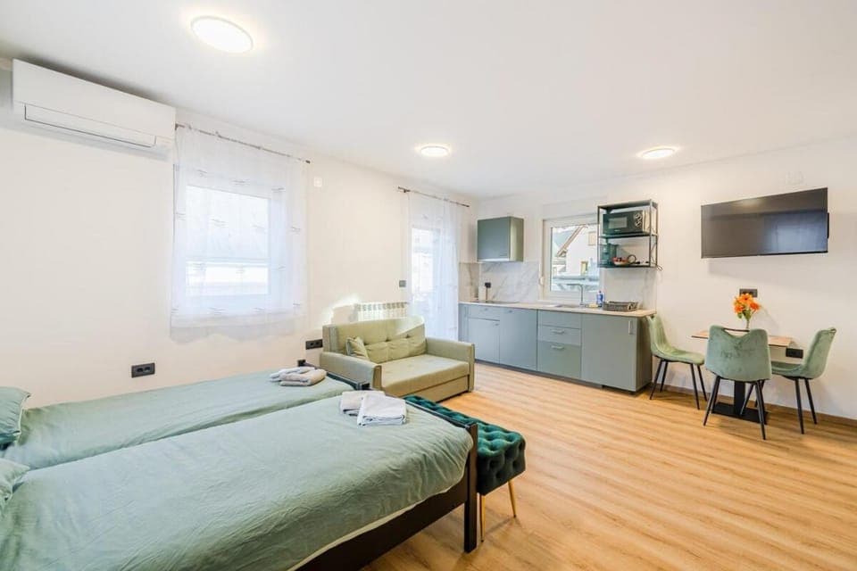 Bed, Photo of the whole room, Seating area, Bedroom