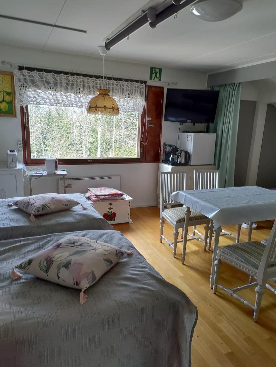 Bed, TV and multimedia, Photo of the whole room, Dining area, Bedroom