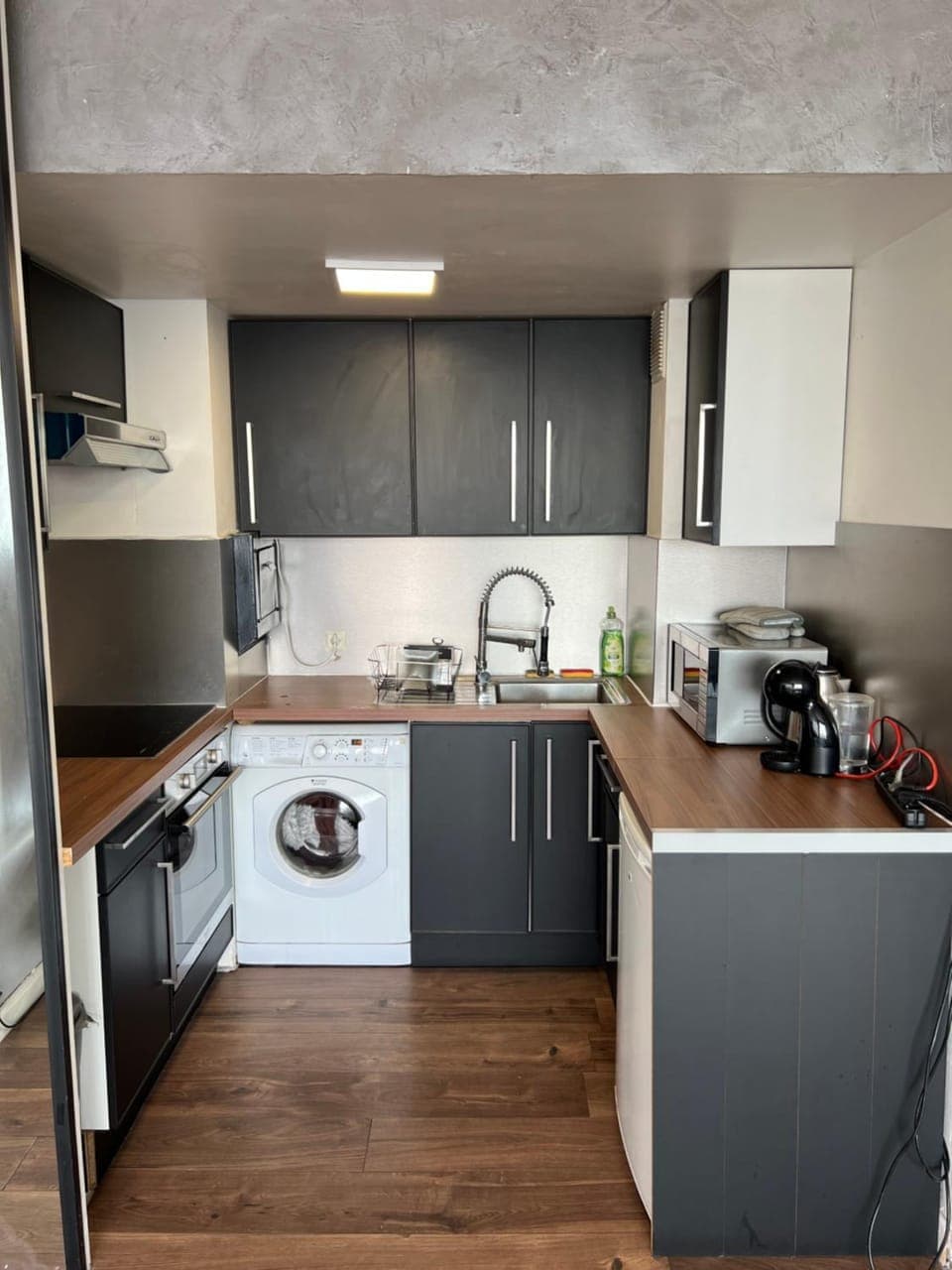 Coffee/tea facilities, Kitchen or kitchenette, dishwasher, oven, stove