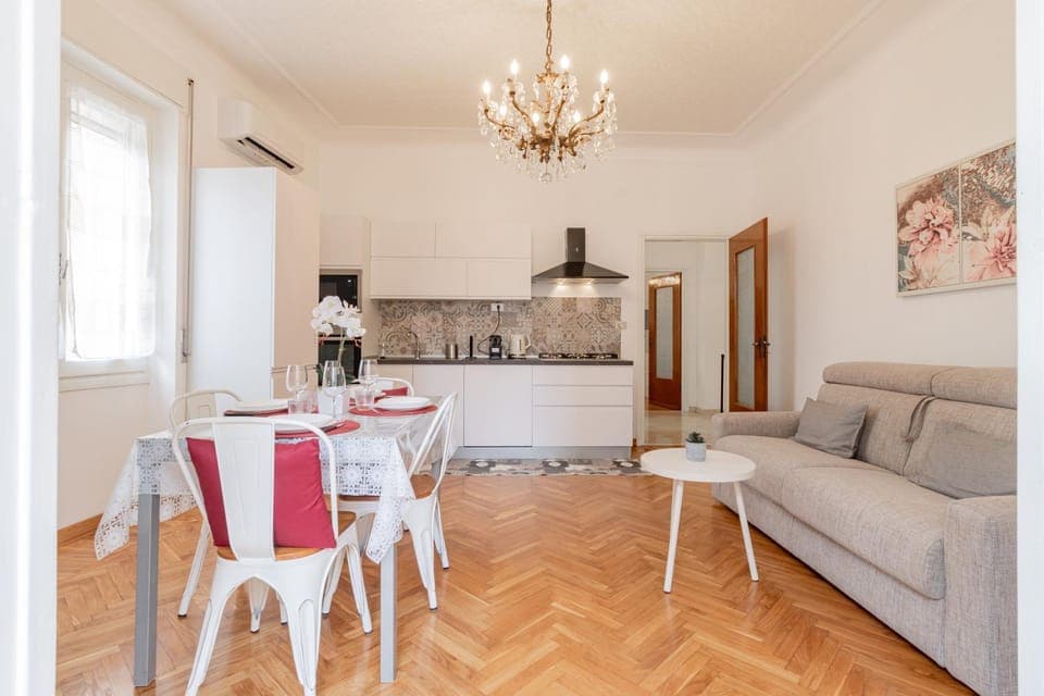 Kitchen or kitchenette, Living room, Seating area, Dining area, stove