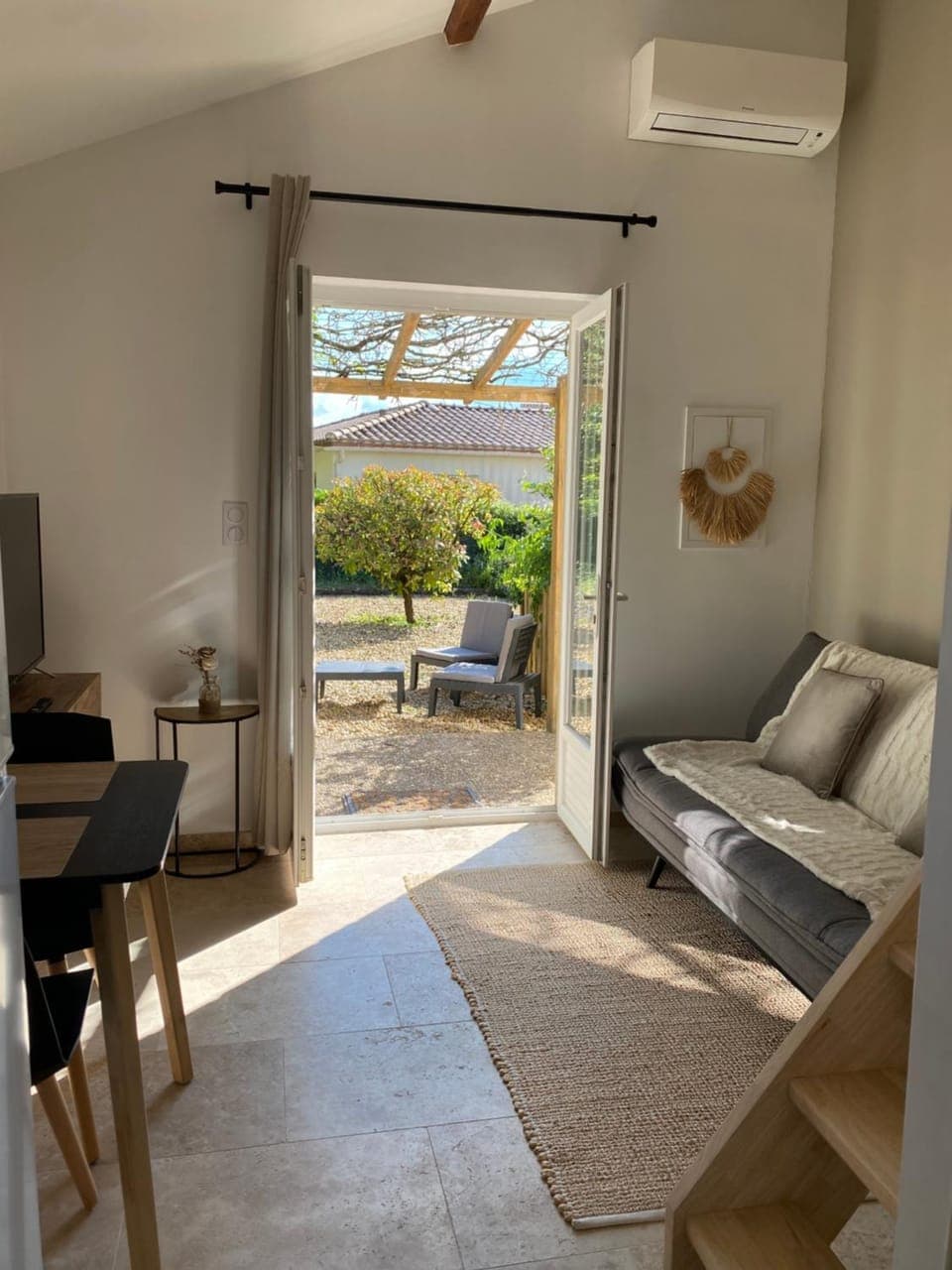 Balcony/Terrace, Seating area, air conditioner