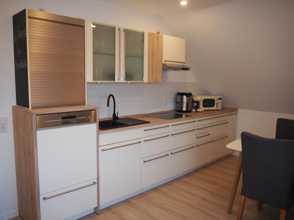 Coffee/tea facilities, Kitchen or kitchenette, stove