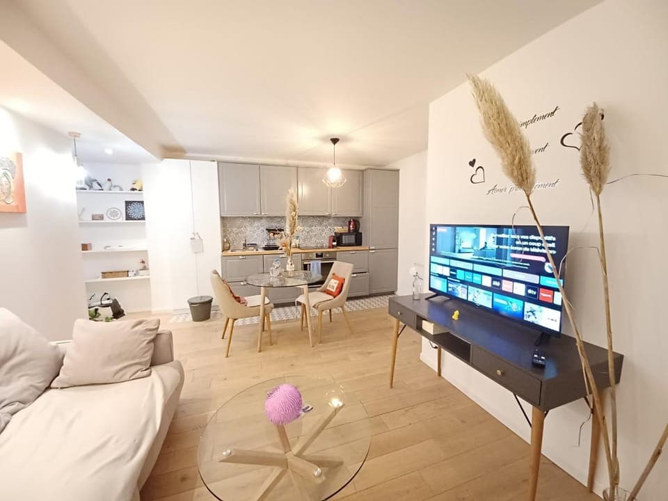 TV and multimedia, Kitchen or kitchenette, Living room, Seating area, Dining area