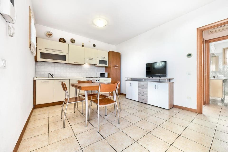 TV and multimedia, Kitchen or kitchenette, Dining area, oven, stove