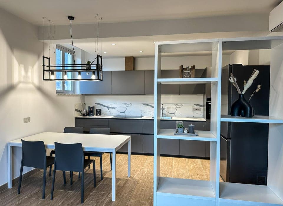 Kitchen or kitchenette, Dining area, stove