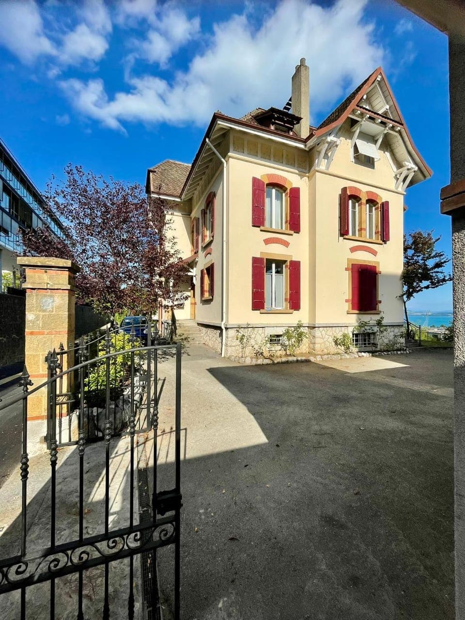 Property building, Facade/entrance, Garden, Parking