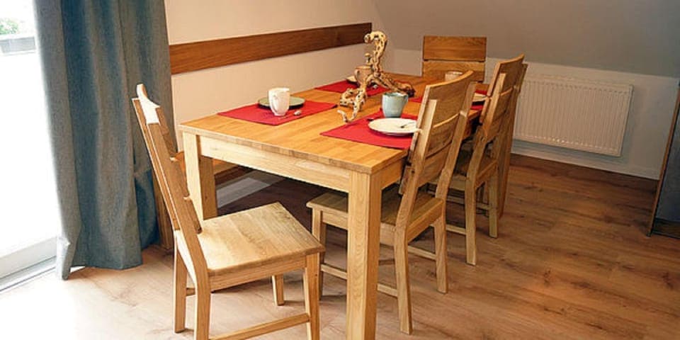 Kitchen or kitchenette, Dining area