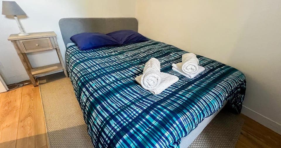 Bed, Photo of the whole room, Bedroom, towels