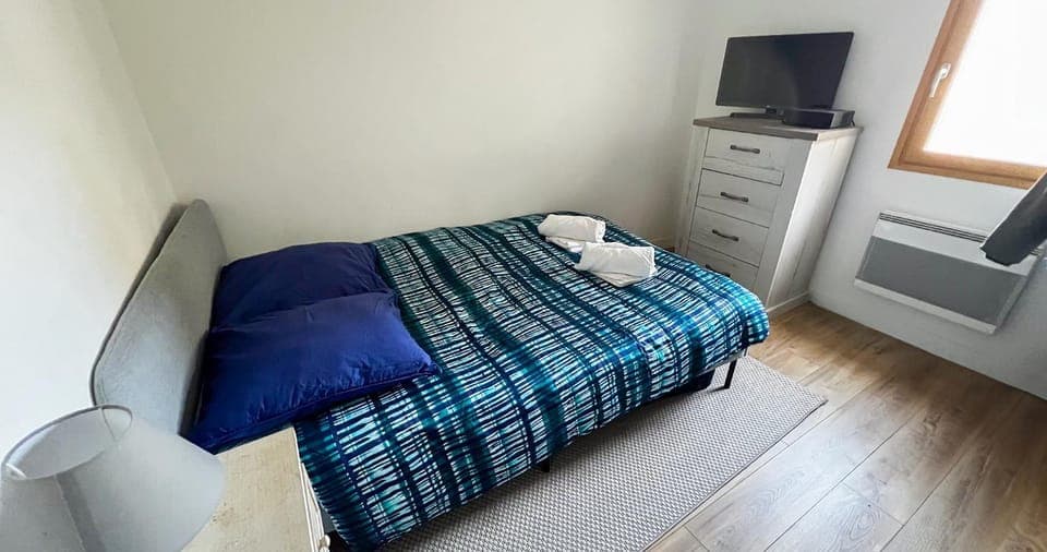 Bed, TV and multimedia, Photo of the whole room, Bedroom, towels