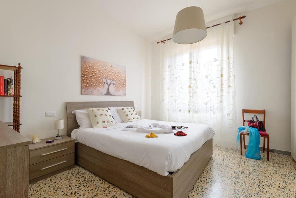 Photo of the whole room, Bedroom