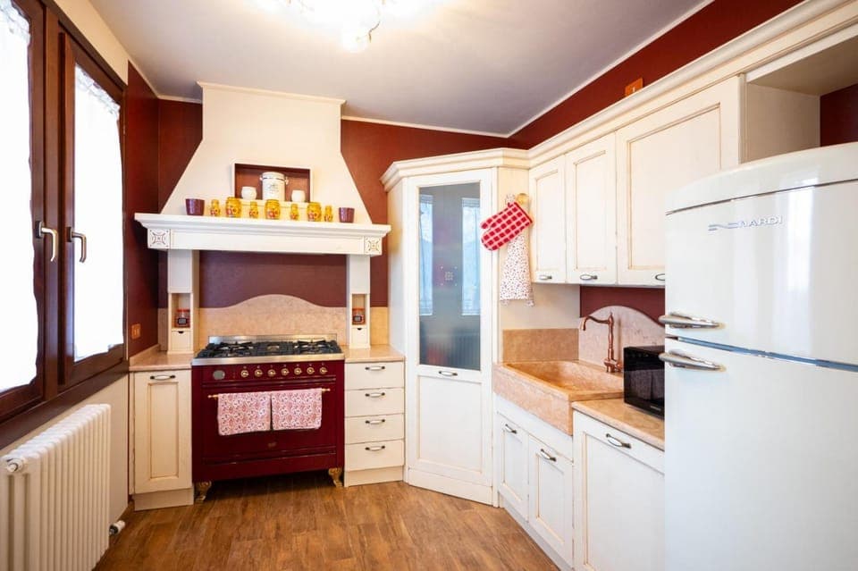 Kitchen or kitchenette, dishwasher, oven