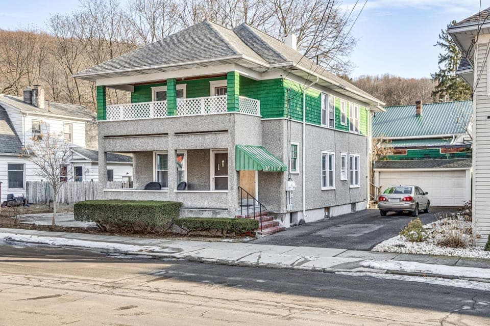 1 Mi to Dtwn Binghamton: Apt w/ Covered Balcony! Apartment in Binghamton