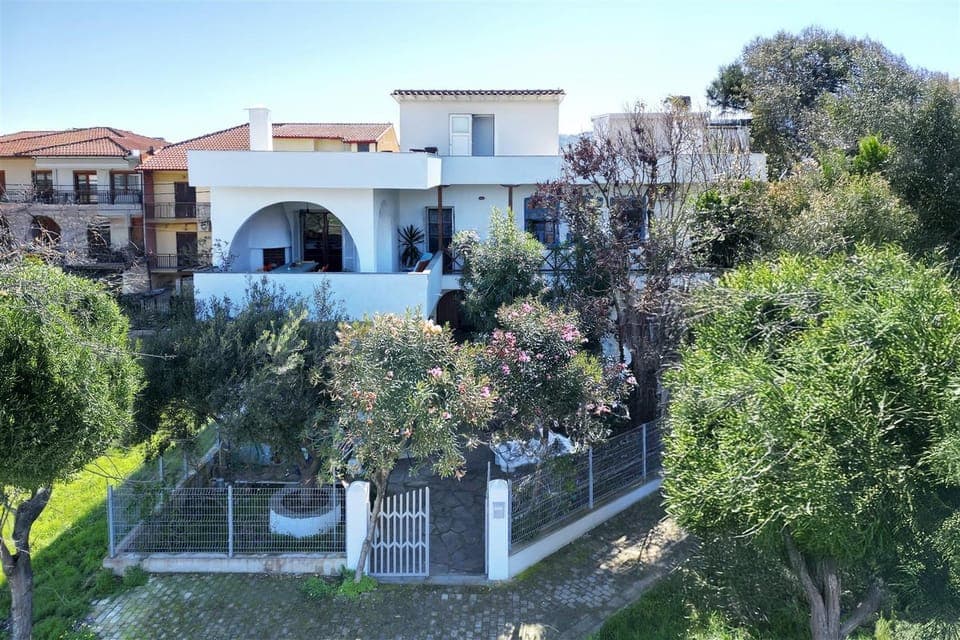 Property building, Garden, Balcony/Terrace, Garden view