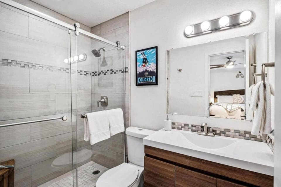 Shower, Toilet, Bath, towels