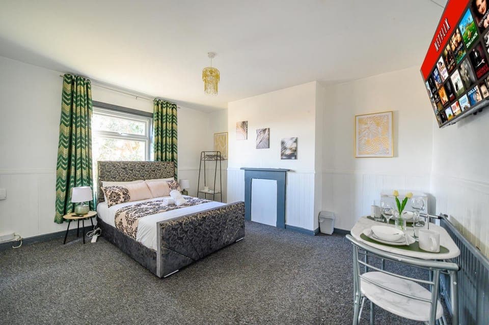 Bed, Photo of the whole room, Bedroom, towels