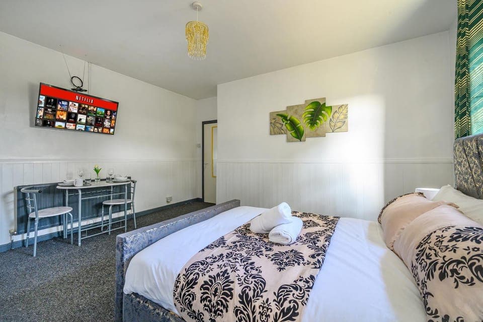 Bed, Photo of the whole room, Bedroom