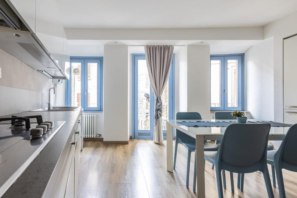 Kitchen or kitchenette, Dining area, stove