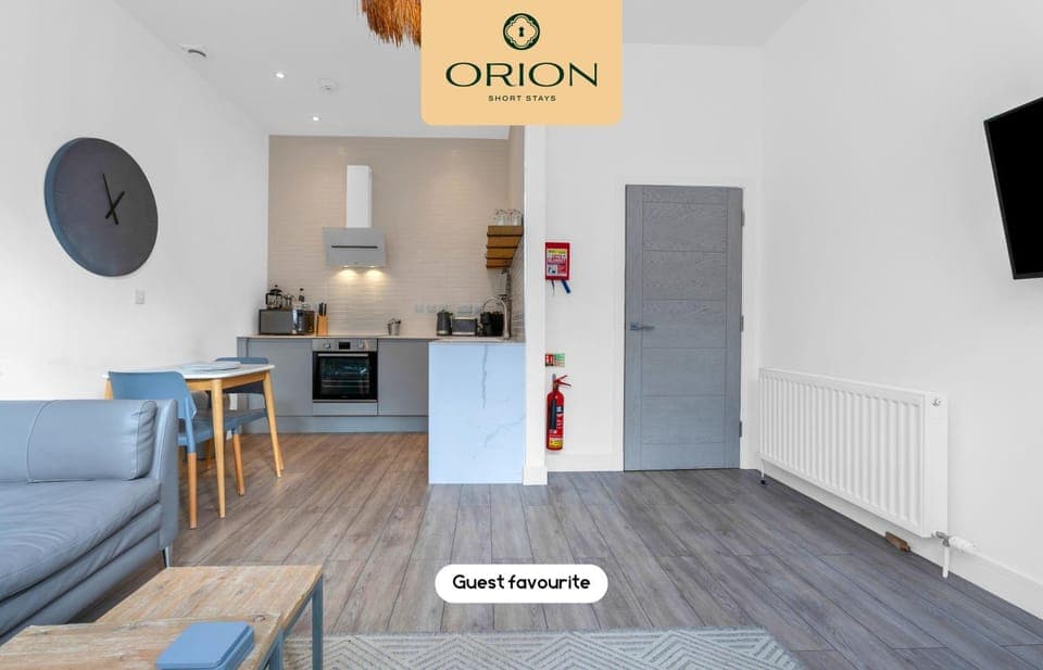 TV and multimedia, Kitchen or kitchenette, Seating area, Dining area, oven, stove