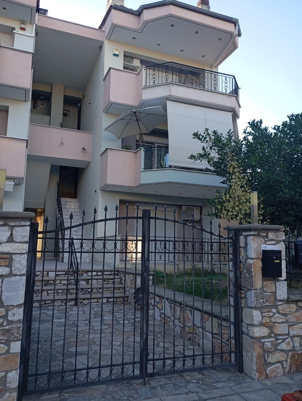 Property building, Day, Balcony/Terrace
