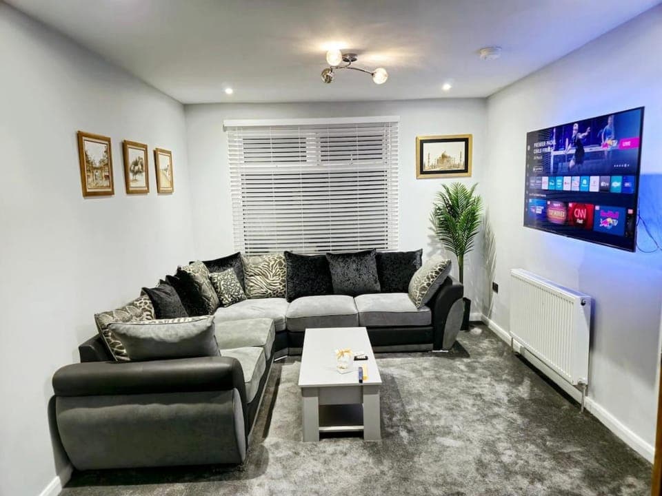 Communal lounge/ TV room, TV and multimedia, Living room