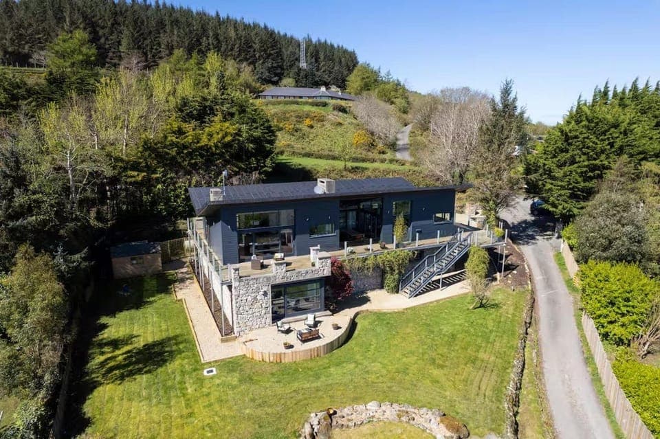 Property building, Day, Neighbourhood, Natural landscape, Garden view