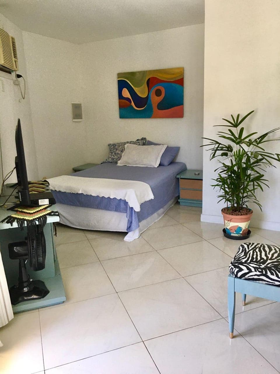 Photo of the whole room, Bedroom