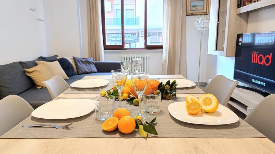 Living room, Food and drinks, Seating area, Dining area