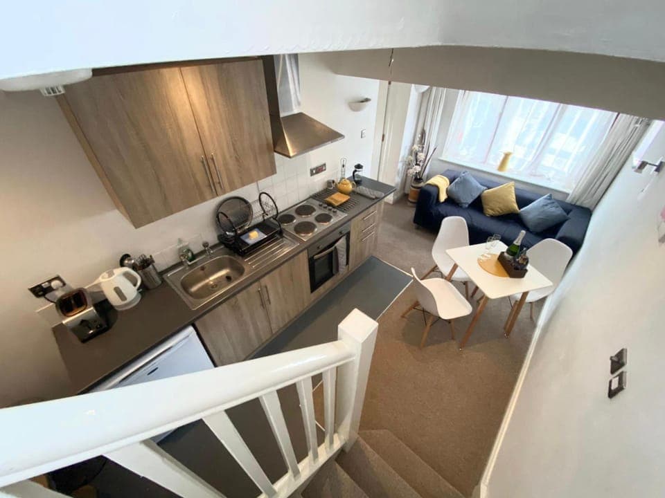 Coffee/tea facilities, Kitchen or kitchenette, Seating area, Dining area, stove, toaster