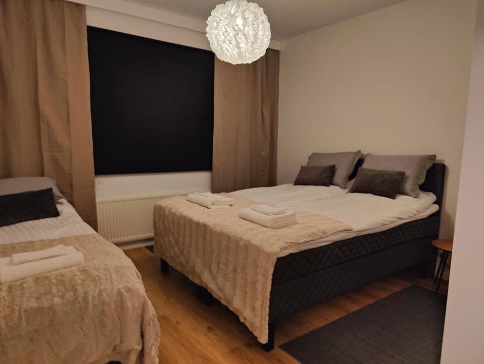 Bed, Photo of the whole room, Bedroom, towels