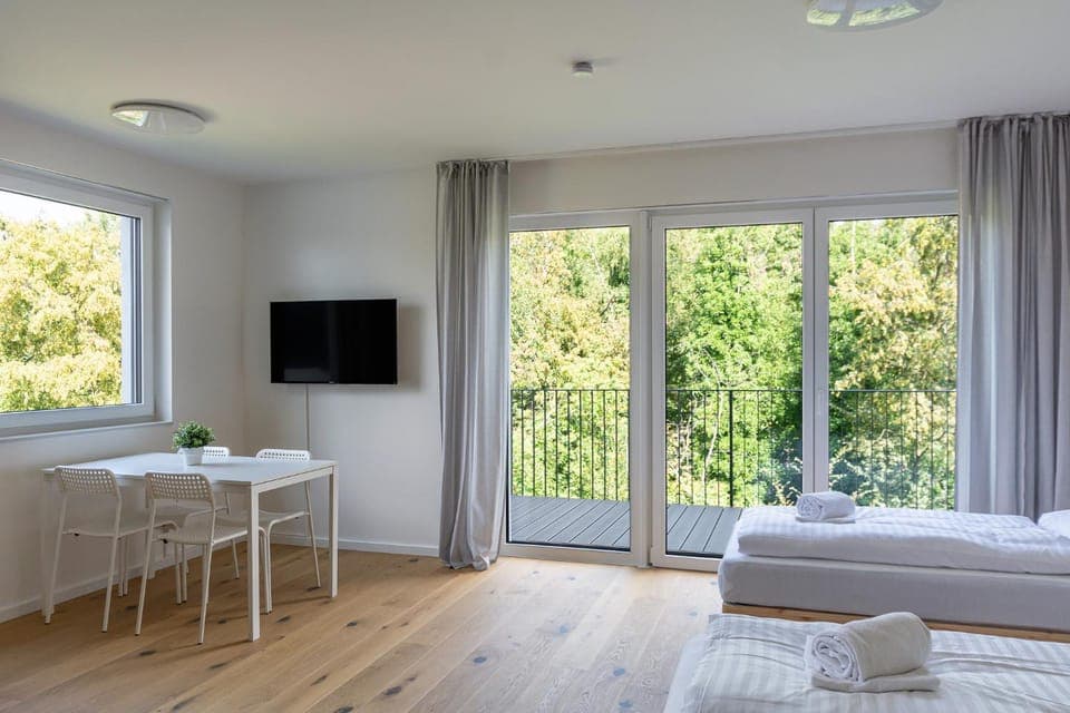 Bed, TV and multimedia, View (from property/room), Balcony/Terrace, Photo of the whole room, Bedroom, towels