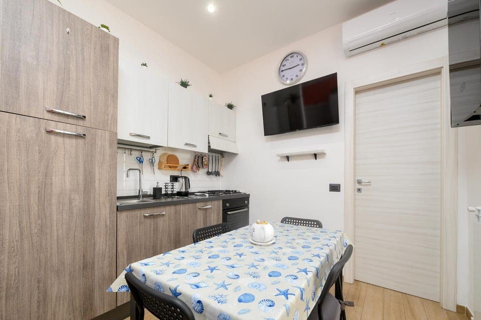 TV and multimedia, Kitchen or kitchenette, Dining area, oven, stove