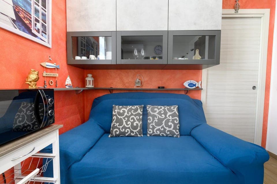 Kitchen or kitchenette, Living room, microwave