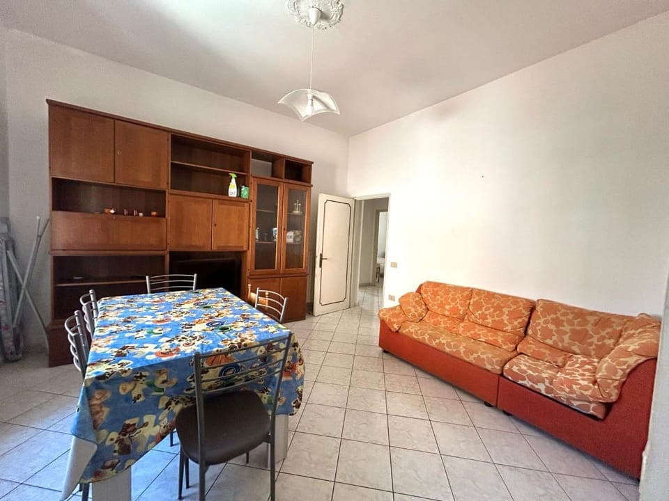 Photo of the whole room, Seating area