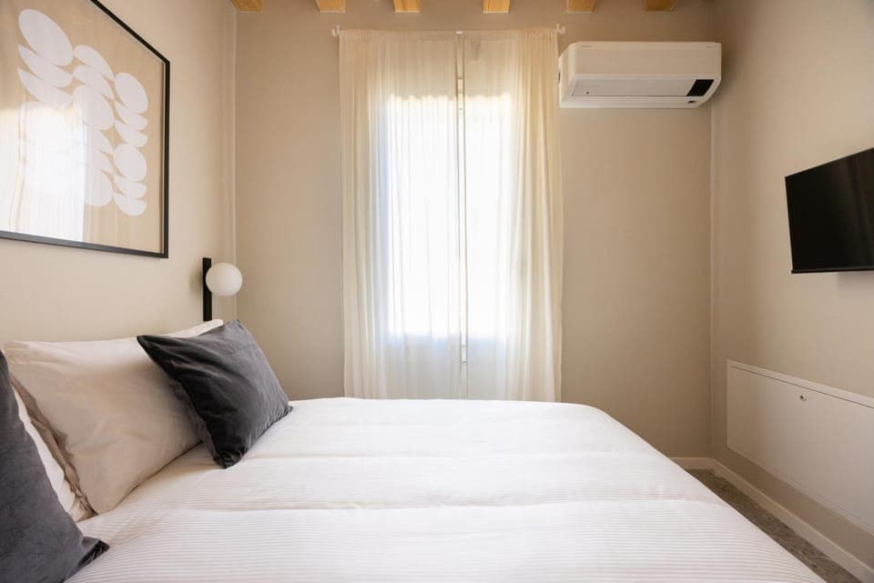 Bed, TV and multimedia, Photo of the whole room, Bedroom, air conditioner