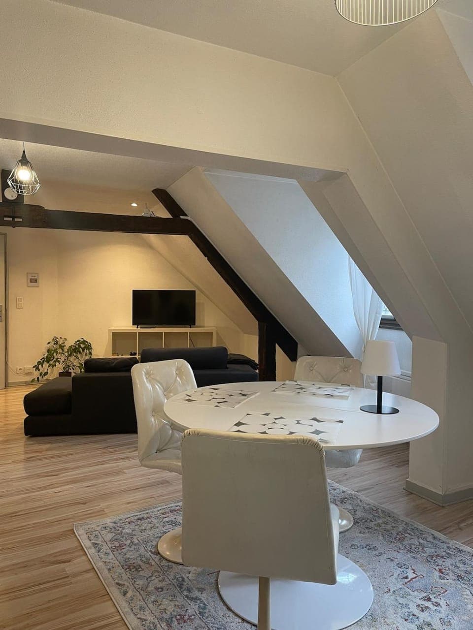 TV and multimedia, Living room, Seating area, Dining area