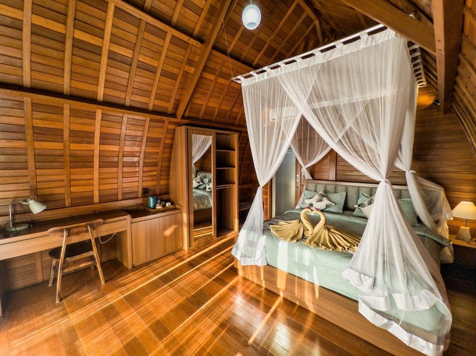 Bed, Photo of the whole room, Seating area, Bedroom