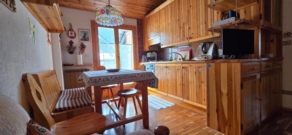 Kitchen or kitchenette, Seating area, Dining area