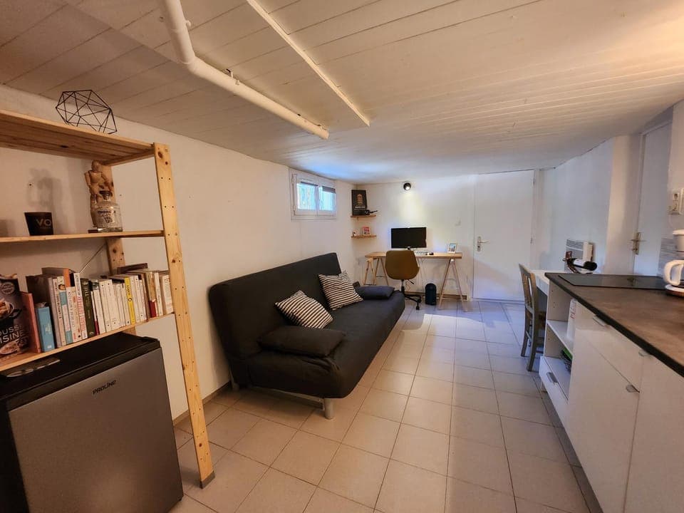 Coffee/tea facilities, Kitchen or kitchenette, Living room, Seating area, Dining area