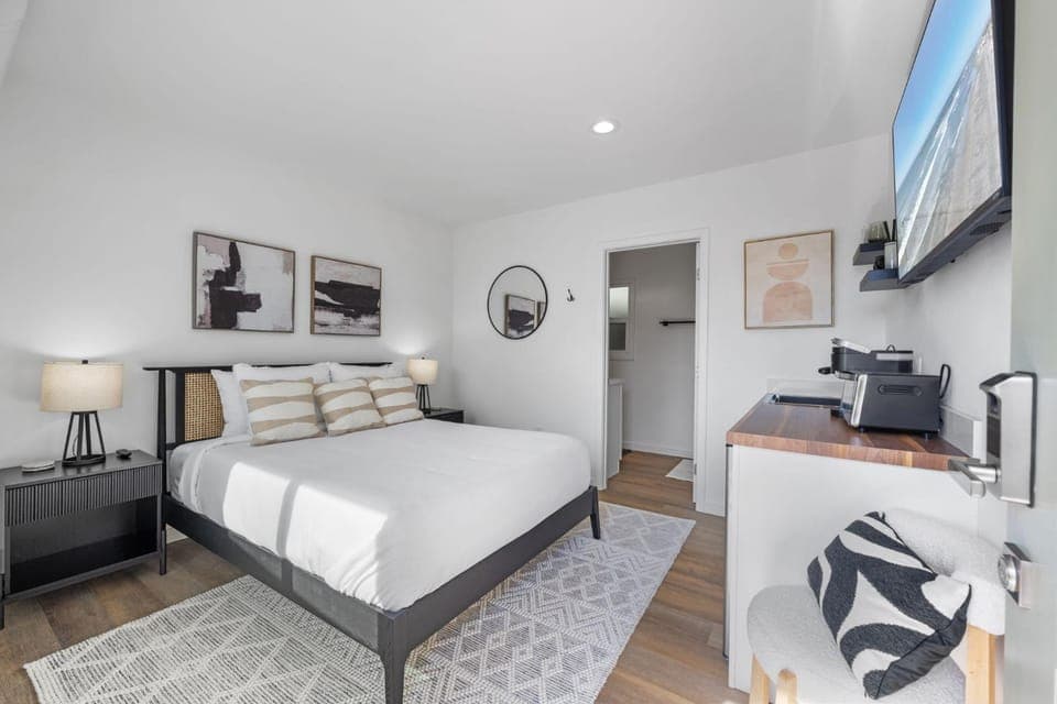 South O Bungalow 6 - Deluxe Queen Studio + Patio Apartment in Carlsbad