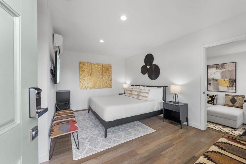South O Bungalow 11 - Luxury King Suite + Patio Apartment in Carlsbad