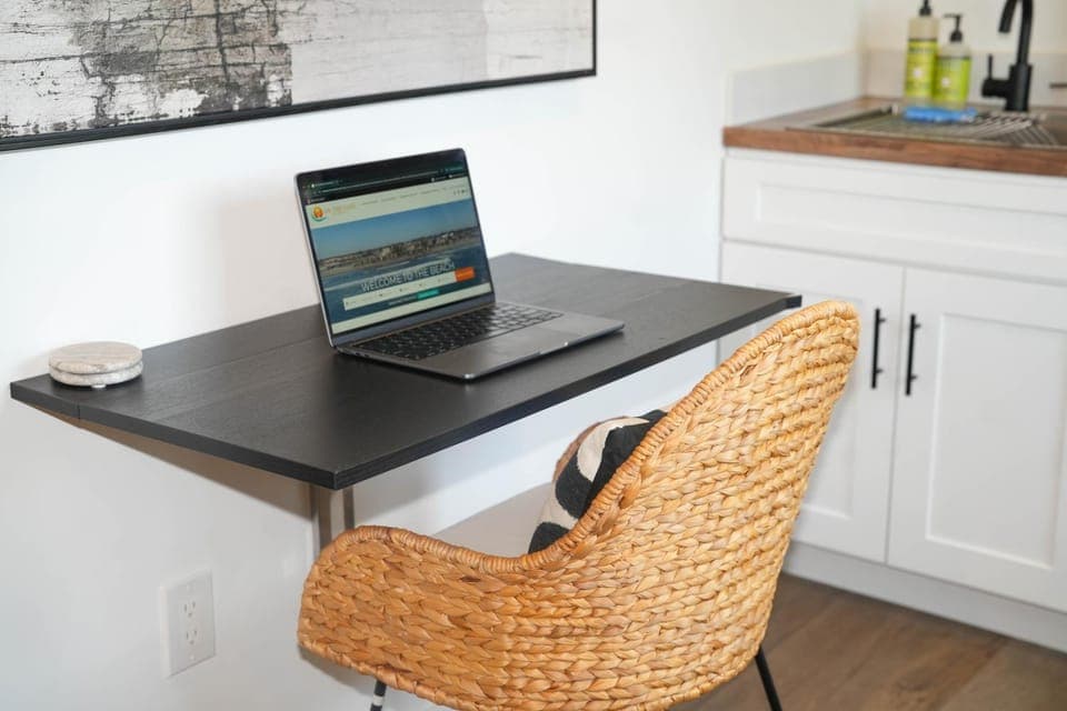 South O Bungalow 9 - Deluxe Work and Stay Queen Studio + Patio Apartment in Carlsbad